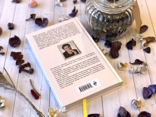 Три женщины в городском пейзаже фото книги 9