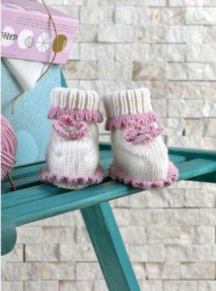 Очаровательные пинетки для малышей. Вяжем спицами фото книги 3
