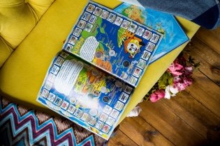 Детский атлас мира с наклейками. Деньги фото книги 4